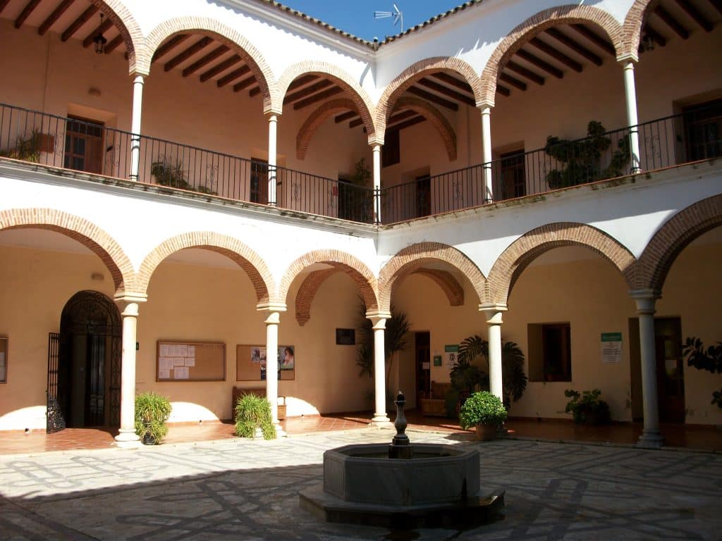 En esta ponencia abordamos una aproximación a las inversiones indianas realizadas en Extremadura en la Edad Moderna. Llegó mucho capital y se desarrollaron numerosas compañías comerciales, que se consideran esenciales para el nacimiento y la consolidación del capitalismo. Tal cosa no ocurrió en Extremadura, pues siguió teniendo una economía agraria hasta el siglo XX. En el futuro habrá que profundizar tanto en la magnitud de estas inversiones como en las causas por las que no se desarrolló un capitalismo comercial e industrial.